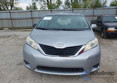 2013 Toyota Sienna Le V6 8 Passenger z USA, uszkodzony, nr VIN 5TDKK3DC5DS348078